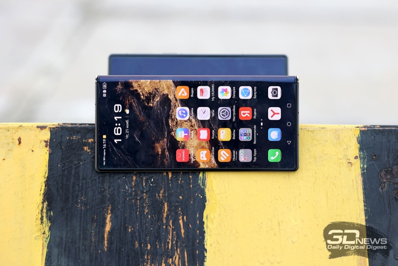 Первый взгляд на тройной складной смартфон HUAWEI Mate XT Ultimate