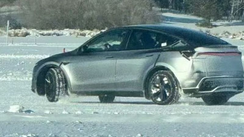 Обновлённая Tesla Model Y впервые показалась в первозданном виде во время зимних тестов