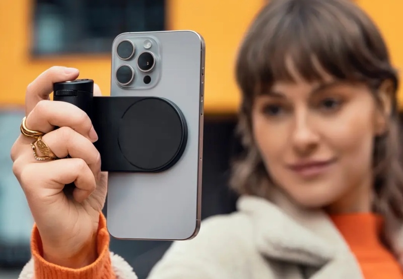 Leica представила рукоятку LUX grip, которая всего за €300 превратит iPhone в камеру Leica (ну, почти)