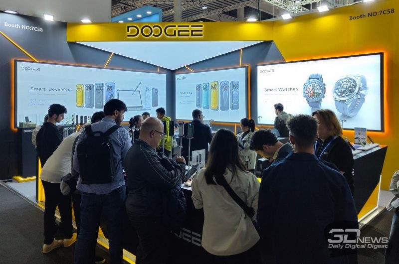 Doogee представила на MWC 2025 смартфон со встроенным проектором и другие новинки